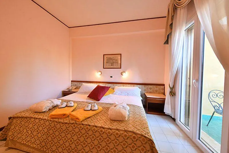 Room, Grand Hotel Terme Di Augusto, Naples
