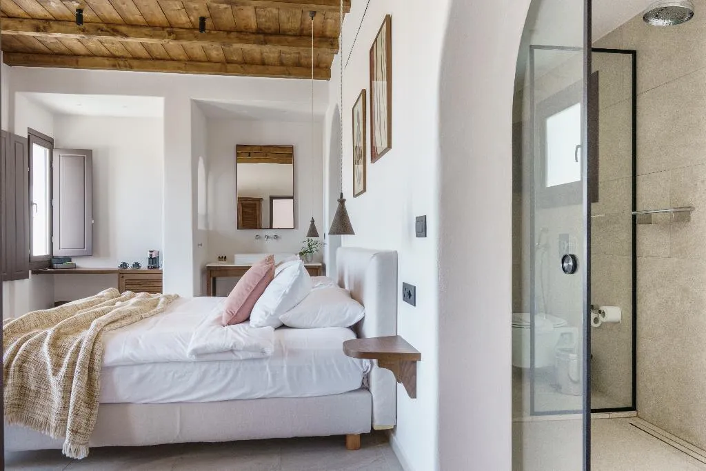 JUNIOR SUITE POOL VIEW ONE BEDROOM Room, Pelican Bay Art, Mykonos