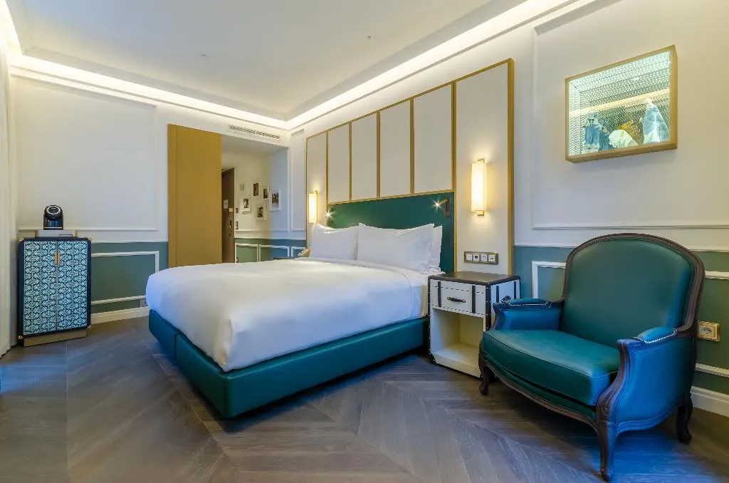 DOUBLE PREMIUM KING BED Room, The Emerald House Lisbon, Curio Collection by Hilt, Lisbon