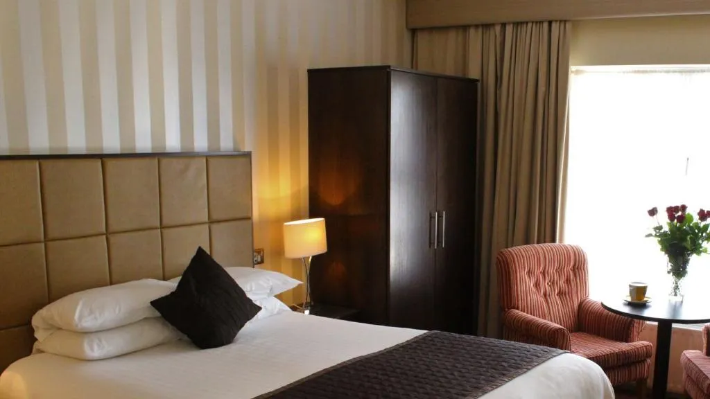 DOUBLE CLASSIC Room, Menlo Park Hotel & Conference Centre, Connaught