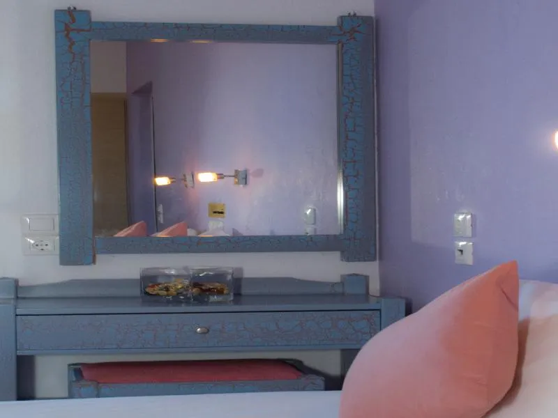 Room, Nikos, Crete