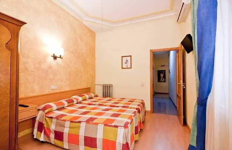 QUADRUPLE STANDARD Room, Oporto, Madrid