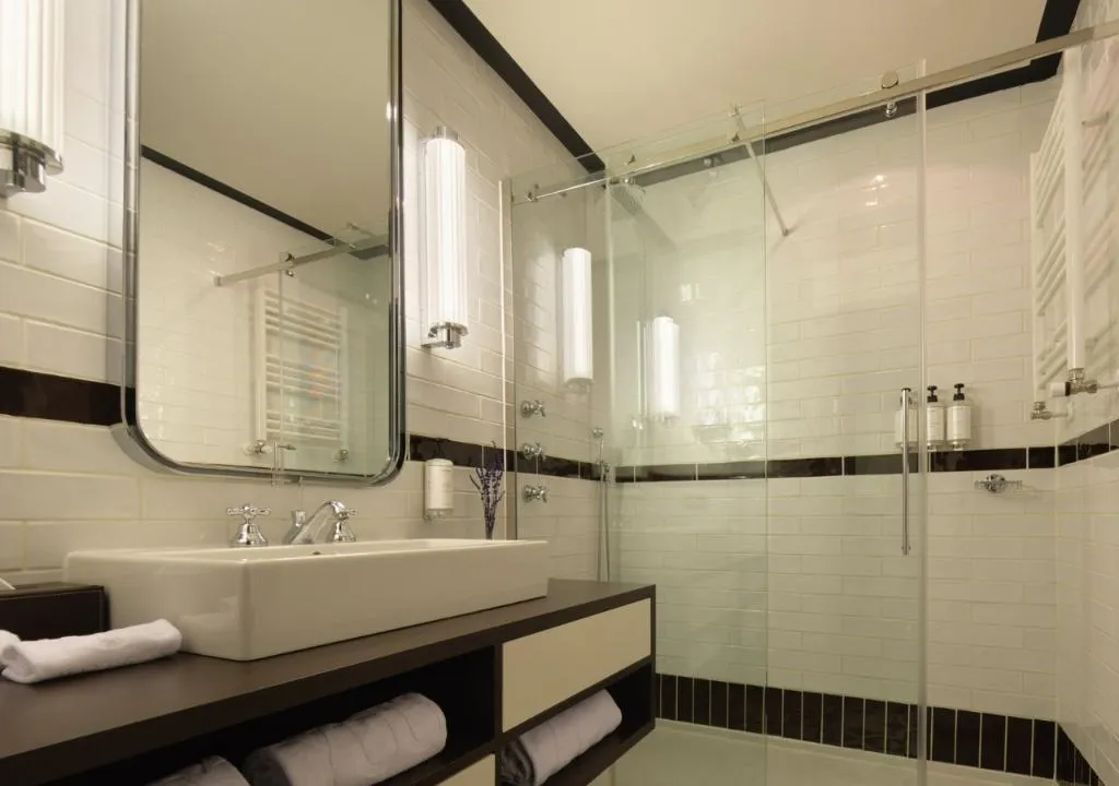 DOUBLE SINGLE USE DELUXE KING BED Room, Only You Hotel Atocha, Madrid