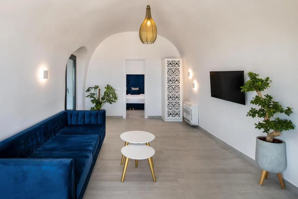 SUITE SUPERIOR WITH PRIVATE POOL Room, Palm Island Suites, Santorini