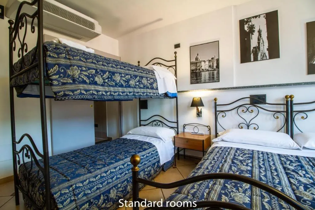 TWIN BUNK BED WITH SHARED BATHROOM Room, In Riva Al Lago, Milan