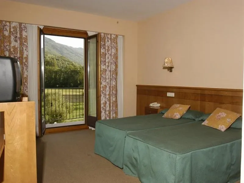 QUADRUPLE STANDARD Room, Sommos Hotel Benasque Spa, Barcelona