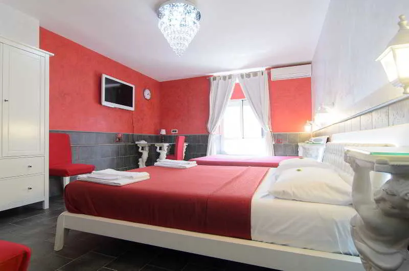 Room, Covo Degli Angioini, Naples