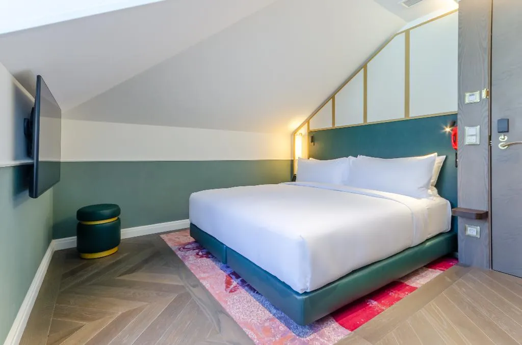 DOUBLE Accessible KING SIZE BED Room, The Emerald House Lisbon, Curio Collection by Hilt, Lisbon