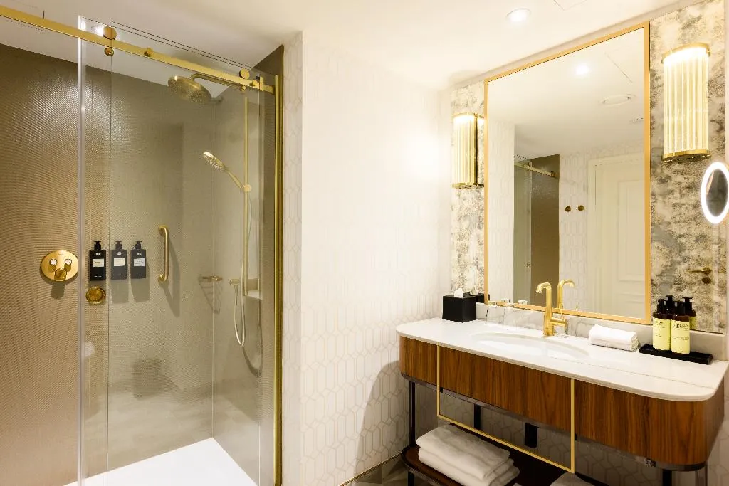 DOUBLE DELUXE TWO DOUBLE BEDS Room, Hotel Saski Krakow, Curio collection by Hilton, Krakow