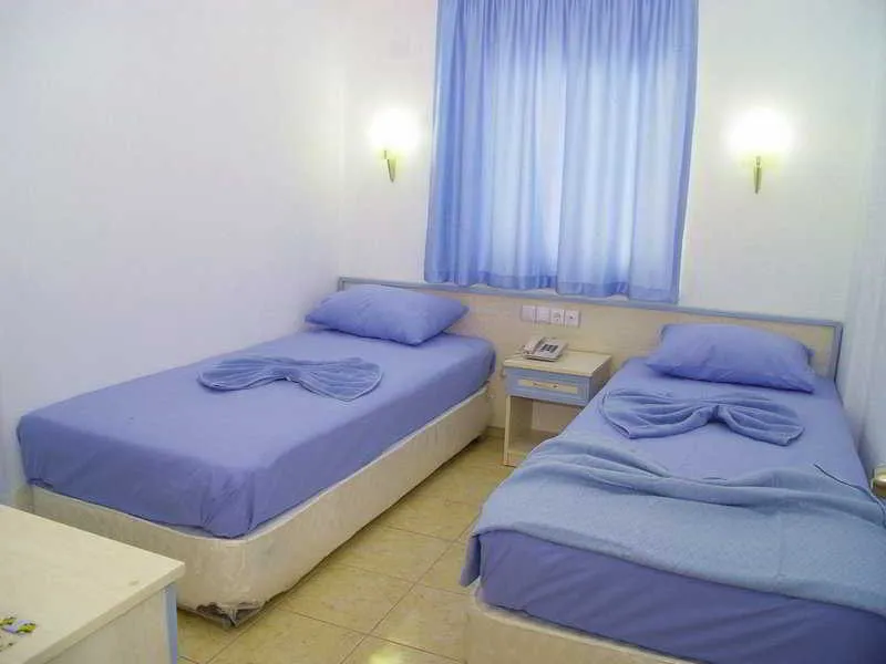 Room, Oren Hill, Dalaman