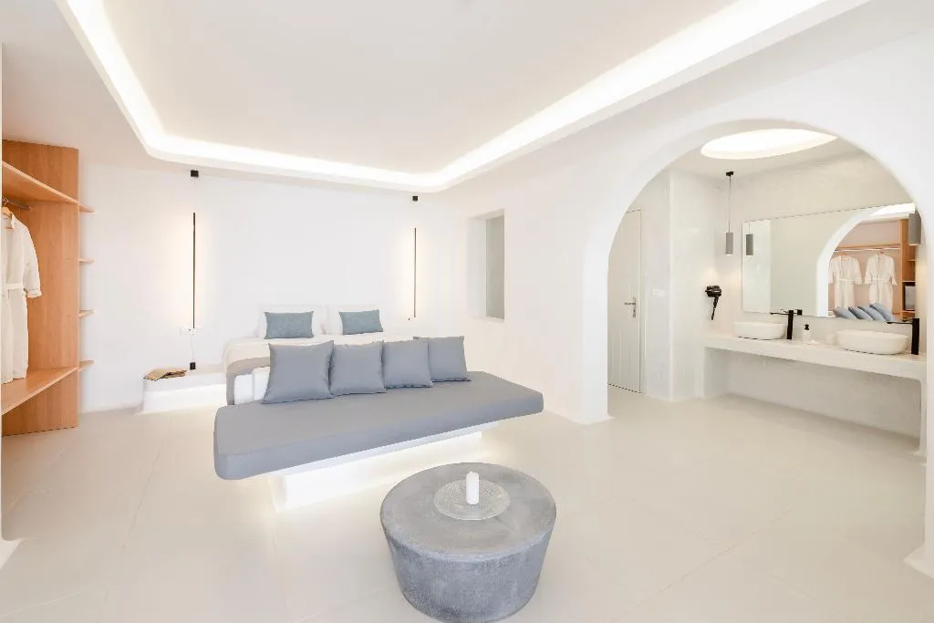 SUITE DELUXE GARDEN VIEW Room, Zannos Melathron Hotel By Omilos Hotels, Santorini