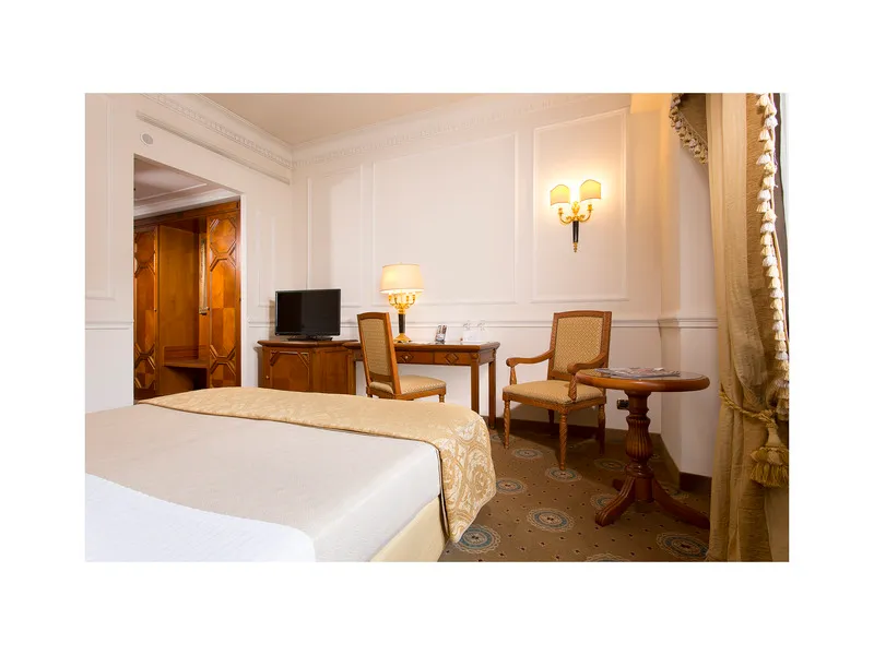 Double or Twin STANDARD Room, Grand Hotel Vanvitelli, Naples