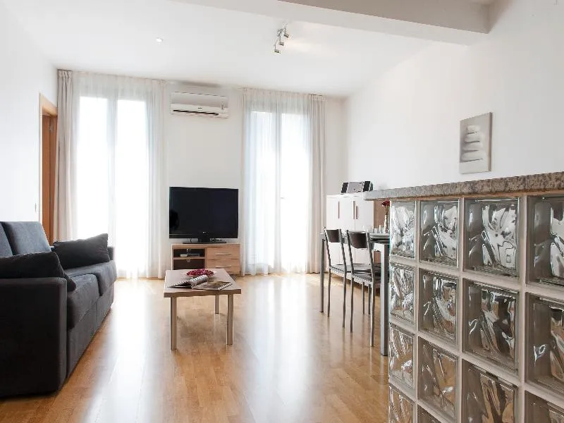 APARTMENT CAPACITY 6 TWO BEDROOMS Room, MH Apartments S. Familia, Barcelona