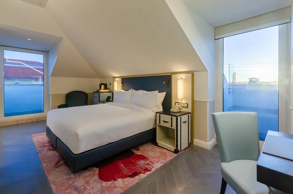 DOUBLE PREMIUM Room, The Emerald House Lisbon, Curio Collection by Hilt, Lisbon