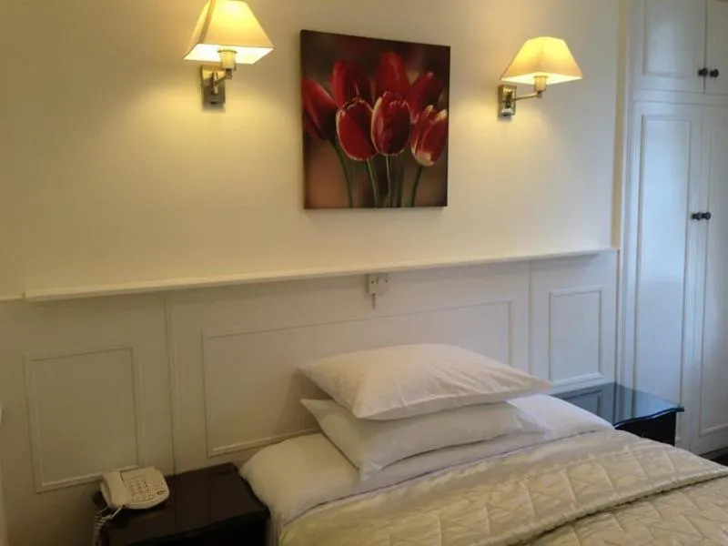 Room, Dergvale, Dublin