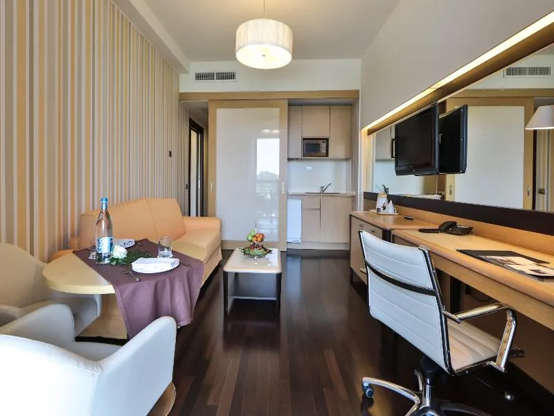 JUNIOR SUITE STANDARD Room, Unahotels Varese, Milan