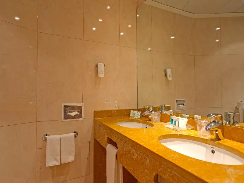 Double or Twin STANDARD Room, Holiday Inn Lisboa, Lisbon