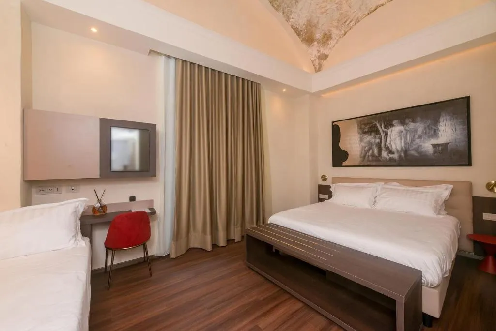 TRIPLE SUPERIOR Room, Hotel Vittoria, Naples