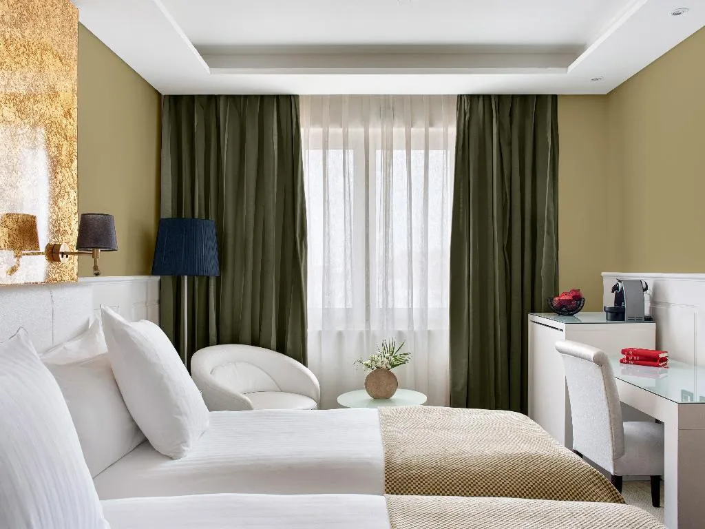 FAMILY ROOM PREMIUM Room, Hotel Colón Gran Meliá, Seville