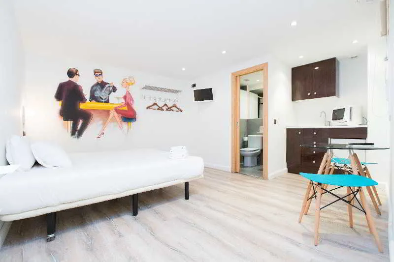 STUDIO STANDARD Room, AinB Las Ramblas-Colón Apartments, Barcelona