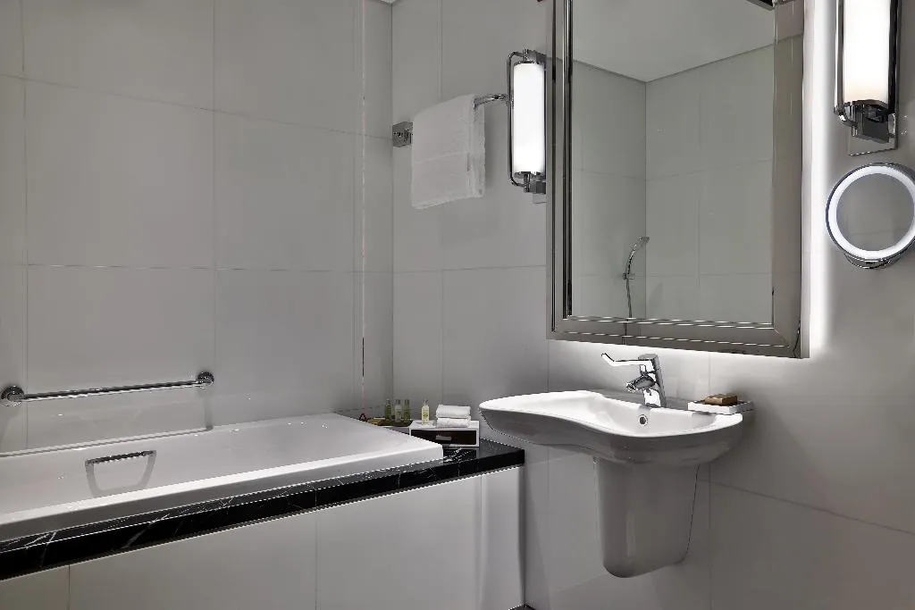DOUBLE Accessible KING SIZE BED Room, Hilton Dubai Palm Jumeirah, Dubai