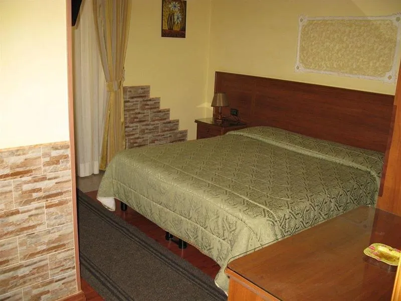 Room, Iris, Naples