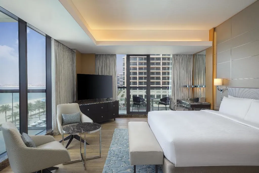 SUITE DELUXE SEA VIEW Room, Hilton Dubai Palm Jumeirah, Dubai