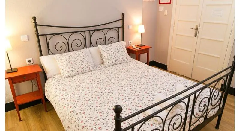 DOUBLE WITH SHARED BATHROOM Room, B&B Hi Valencia Cánovas, Valencia