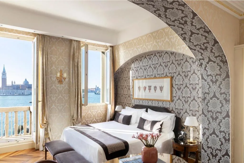 JUNIOR SUITE LAGOON VIEW Room, Londra Palace Venezia, Venice