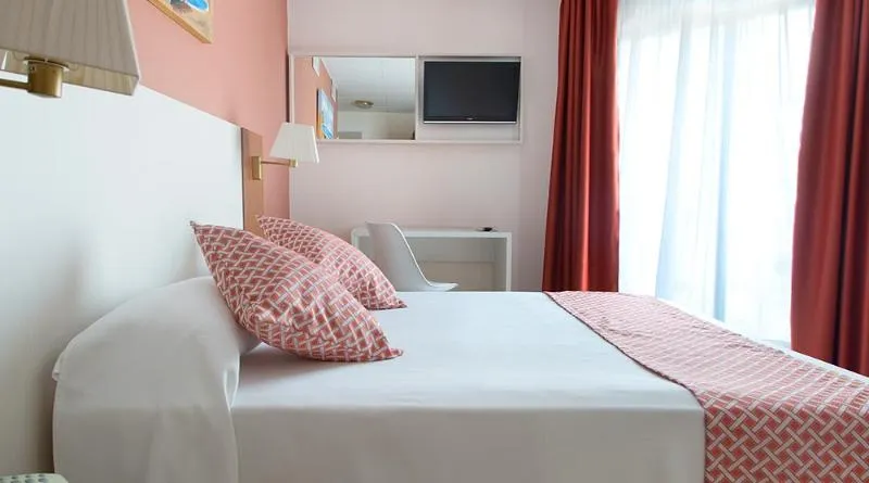 DOUBLE WITH BALCONY Room, GHT Balmes - Apartaments & Splash, Costa Brava