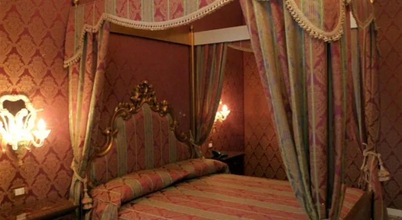 JUNIOR SUITE CANAL VIEW Room, Casa Pisani Canal, Venice