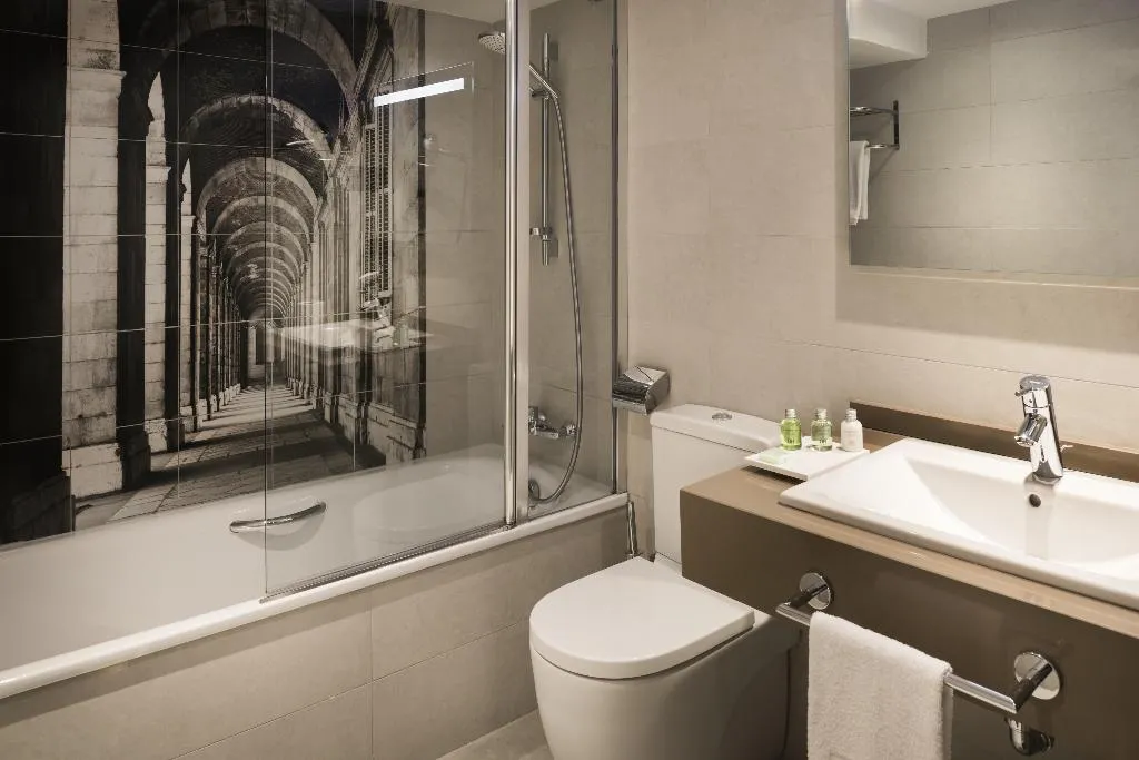 TRIPLE SUPERIOR Room, NH Madrid Zurbano, Madrid