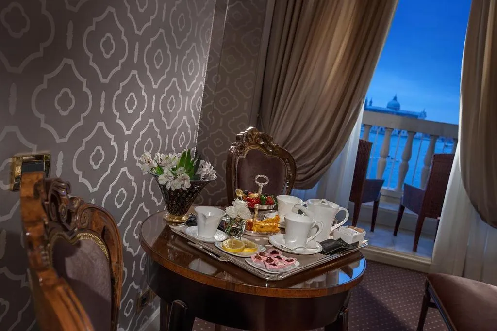 JUNIOR SUITE LAGOON VIEW Room, Londra Palace Venezia, Venice