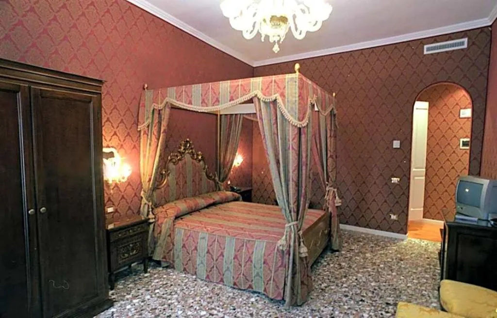 JUNIOR SUITE CANAL VIEW Room, Casa Pisani Canal, Venice