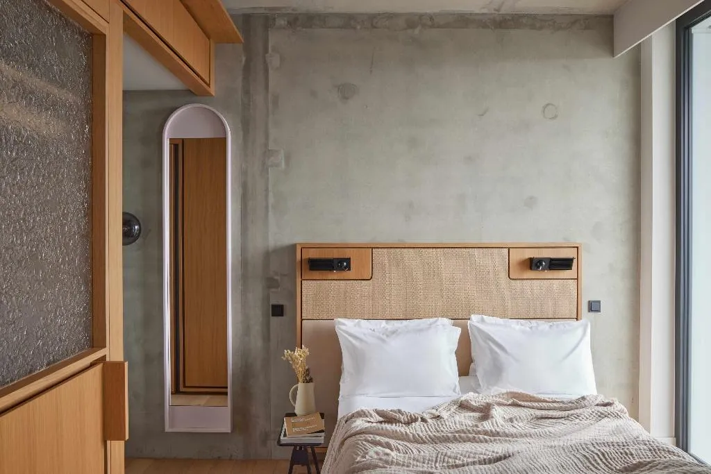 STUDIO Accessible Room, Locke at East Side Gallery, Friedrichshain, Berlin