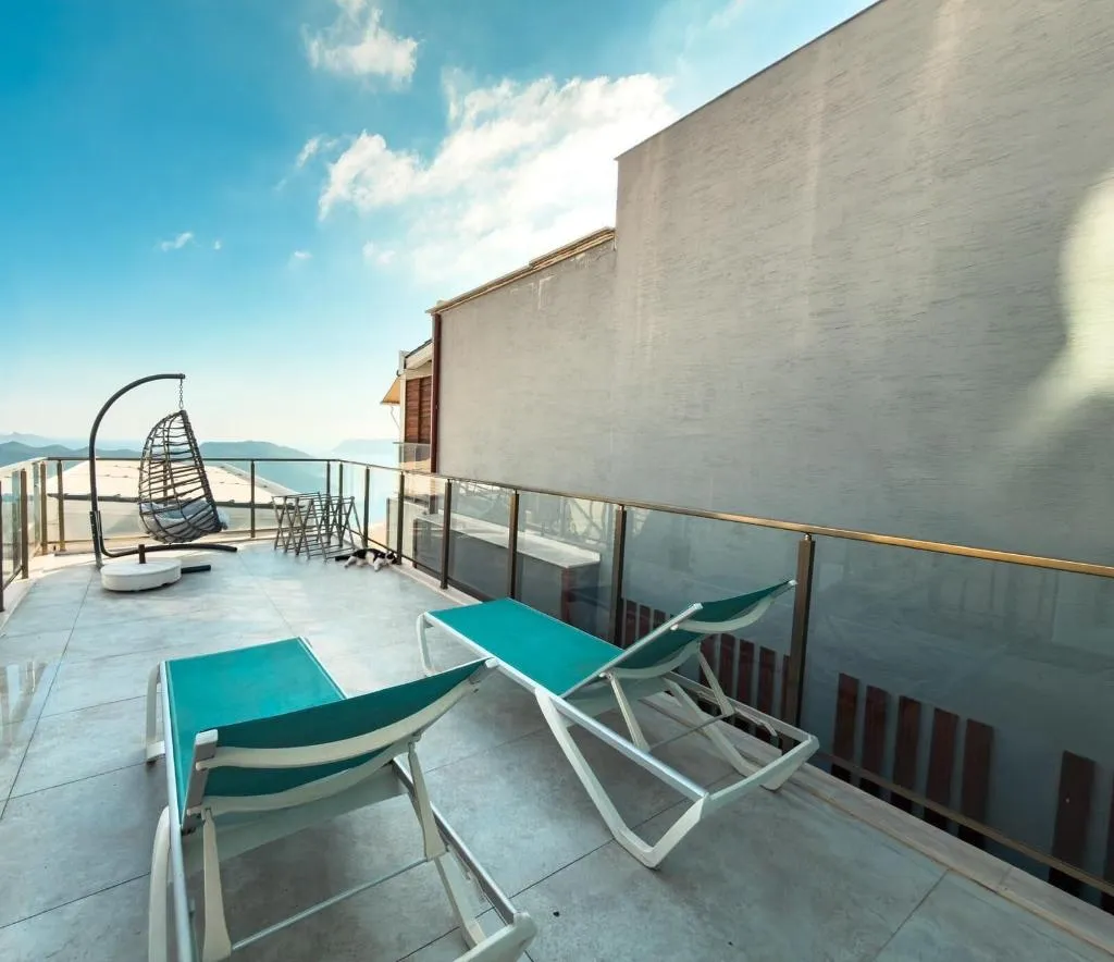 Room, Un Amor Hotel, Dalaman
