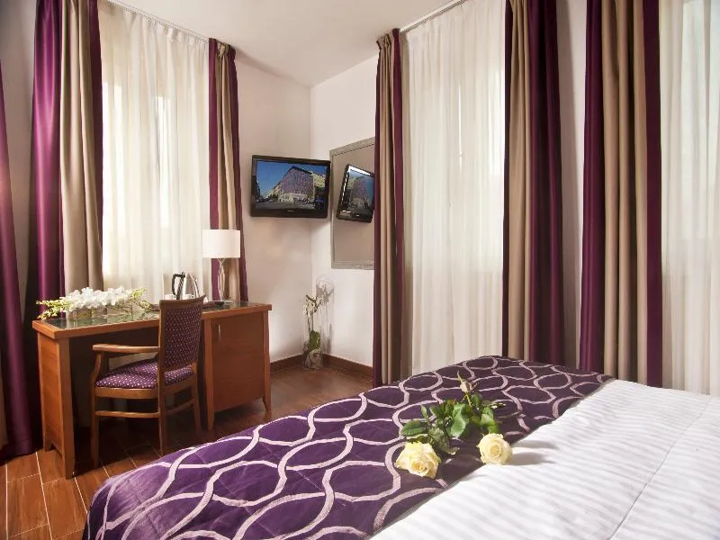 Room, Galileo, Prague