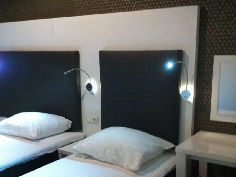 TRIPLE BASIC Room, Hotel Vossius Vondelpark, Amsterdam
