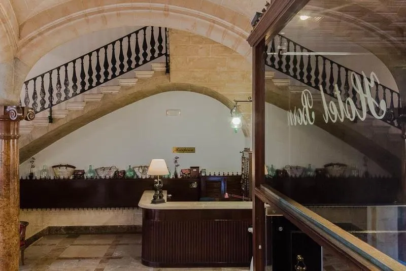 Lobby, Born, Majorca