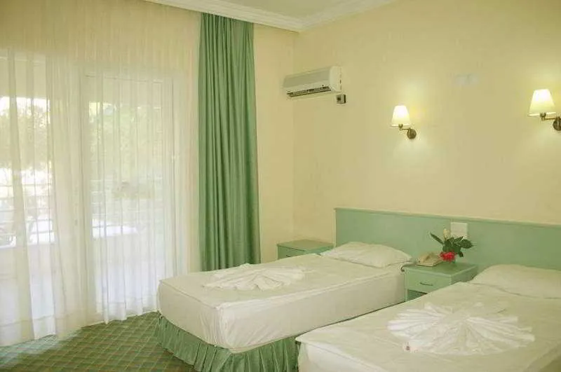 Room, Banana, Dalaman