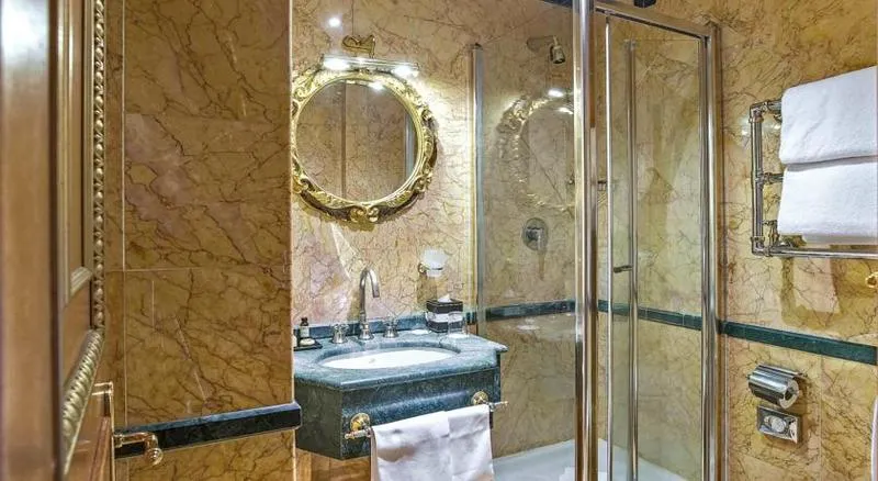 Double or Twin DELUXE Room, River Palace Hotel, Rome