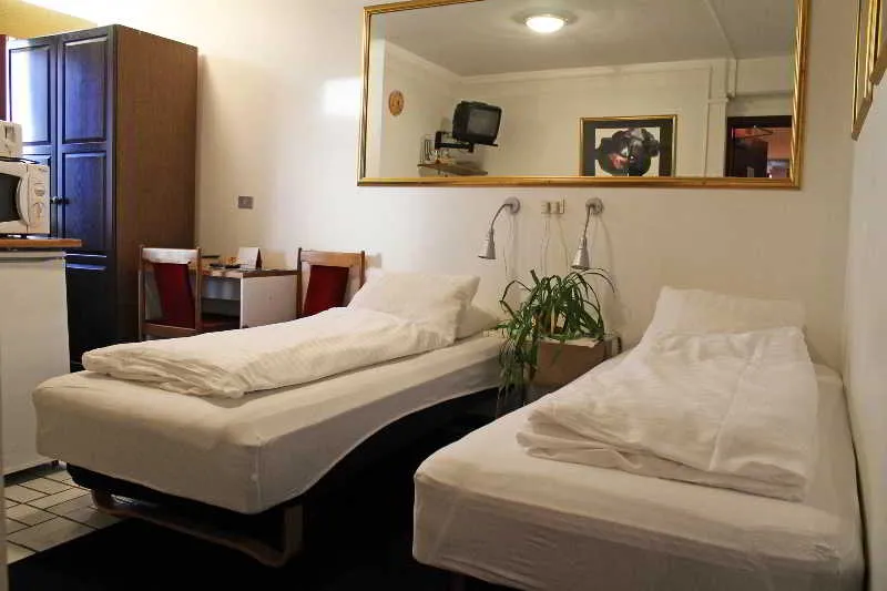Room, Adam, Reykjavik