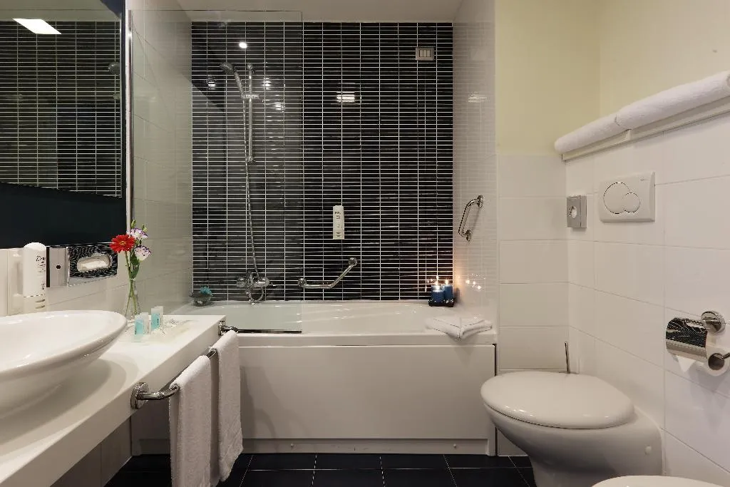 QUADRUPLE PREMIUM QUEEN BED Room, Holiday Inn Milan Nord Zara, Milan