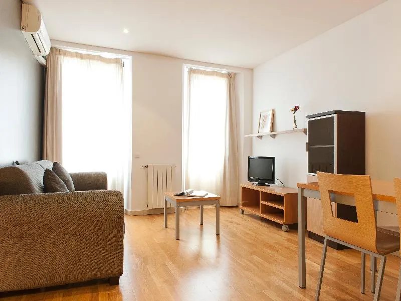 APARTMENT CAPACITY 6 TWO BEDROOMS Room, MH Apartments Ramblas, Barcelona