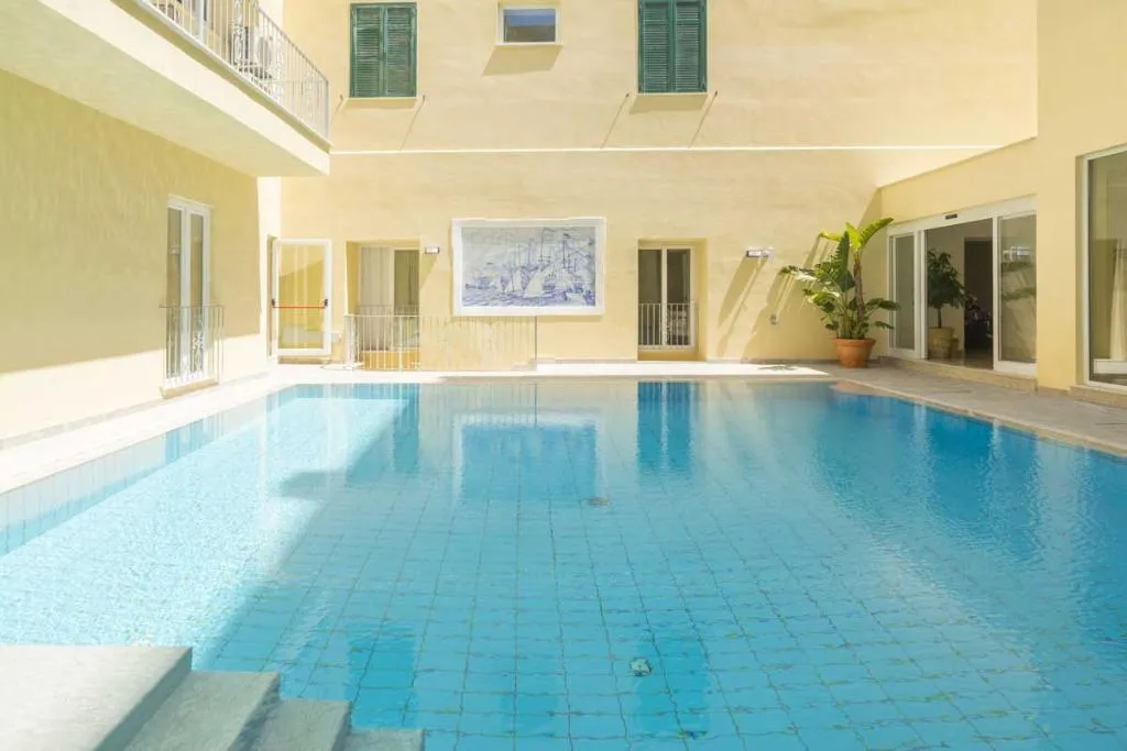 Pool, Bristol Terme, Naples