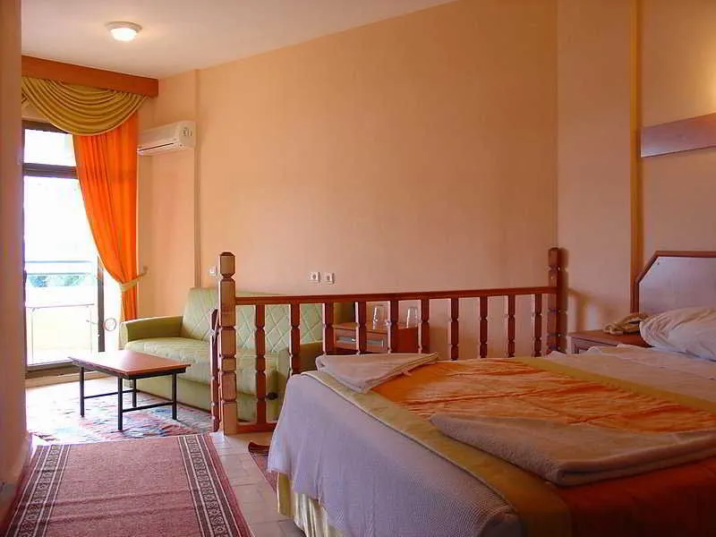 Room, Amos, Dalaman