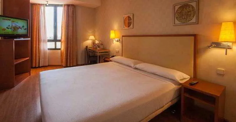Room, H2 Fuenlabrada, Madrid