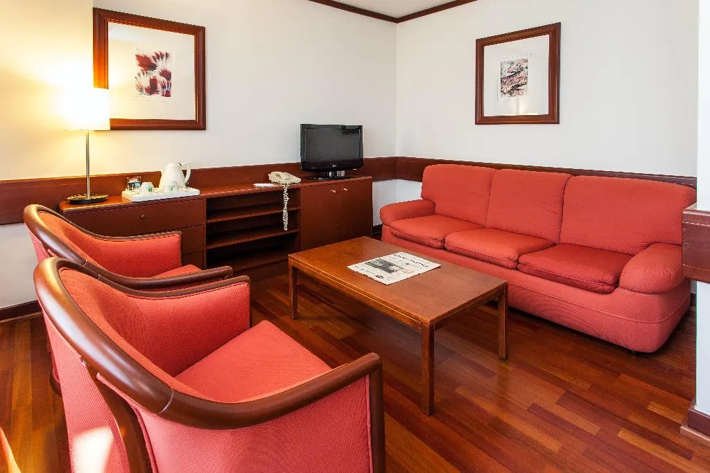 SUITE KING SIZE BED Room, Holiday Inn Lisbon Continental, Lisbon
