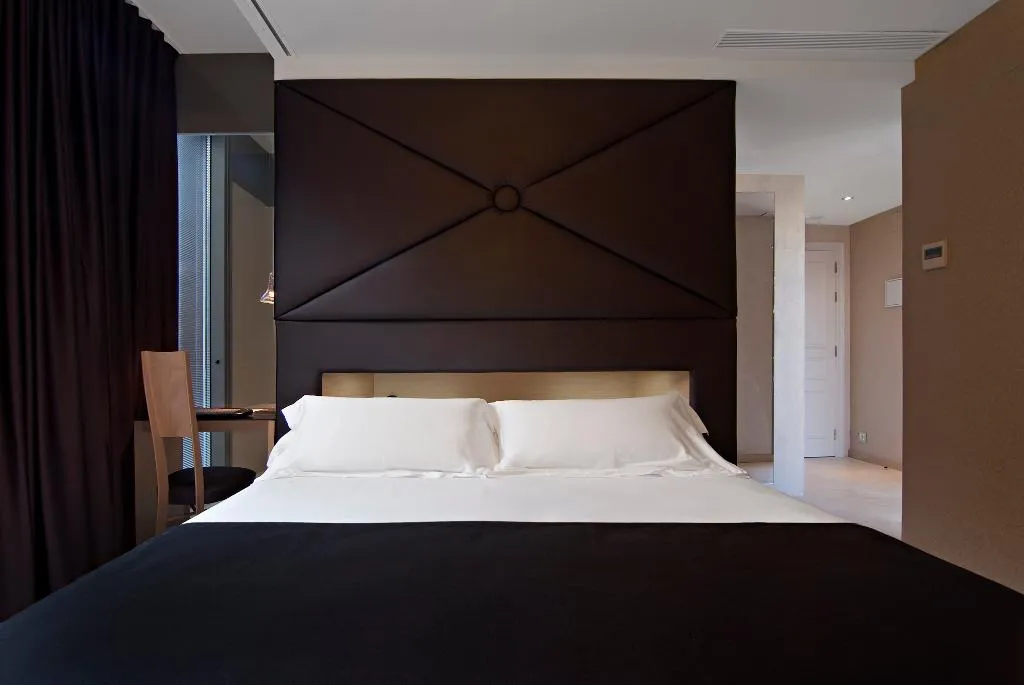 DOUBLE SINGLE USE PREMIUM Room, Axel Hotel Barcelona & Urban Spa, Barcelona