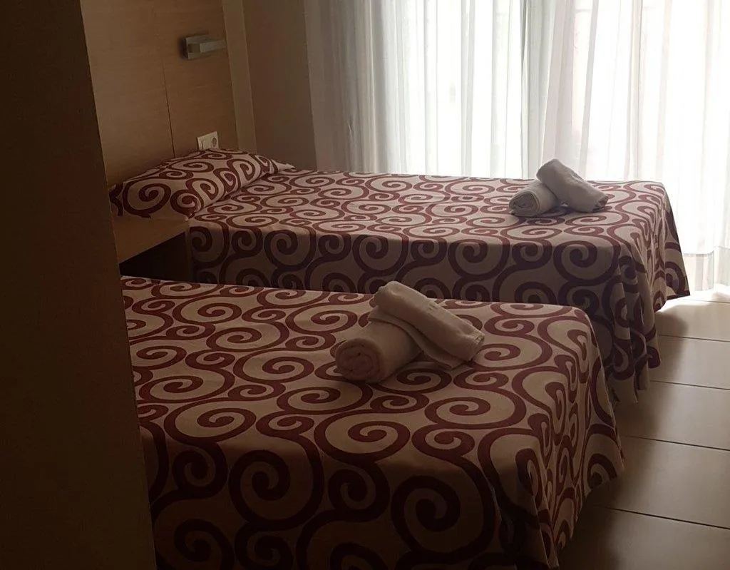 APARTMENT CAPACITY 8 THREE BEDROOMS Room, Trimar, Costa Brava